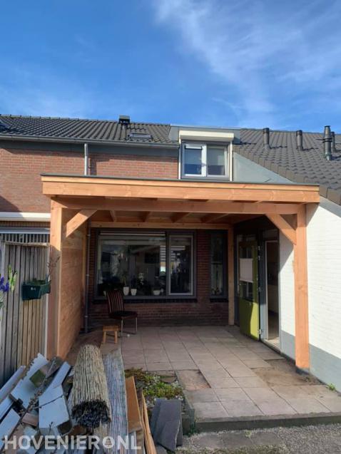 Houten overkapping aan woning