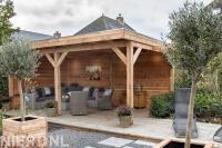 Achtertuin met veranda en houten vlonder