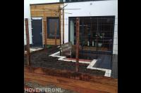 Houten plantenbak met schermen van betongaas