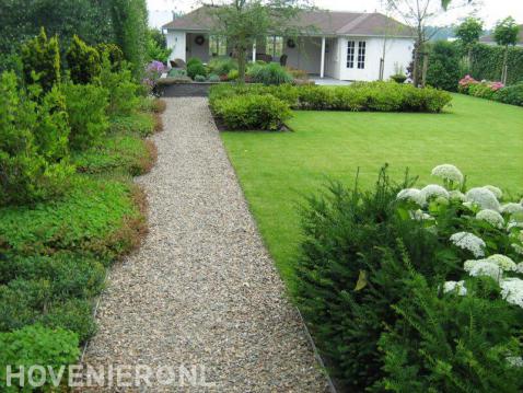 Landschapstuin met groot gazon en veen groen