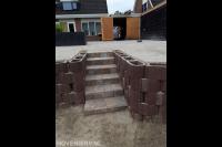 Stenen trappetje naar verhoogd terras