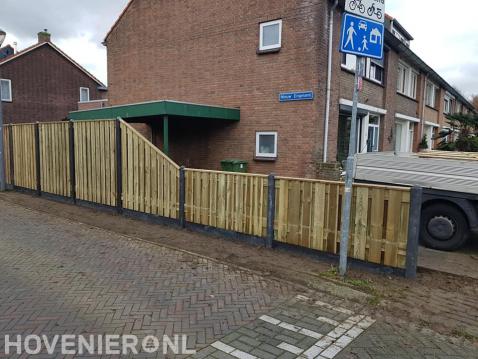 Hout beton schutting langs oprit