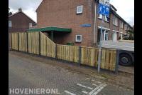 Hout beton schutting langs oprit