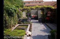Achtertuin met kleine vijver en pergola met klimplanten 1