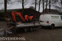 Bedrijfsbus met aanhanger en minigraver