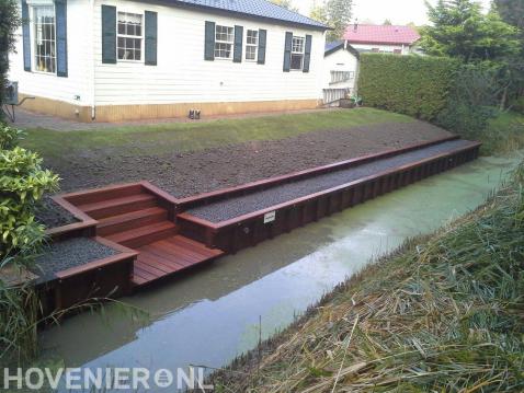 Houten beschoeiing, trappetje en vlonder langs sloot