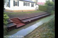 Houten beschoeiing, trappetje en vlonder langs sloot