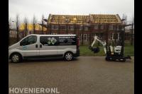 Bedrijfsbus en minigraver van Groothuijsen Infra