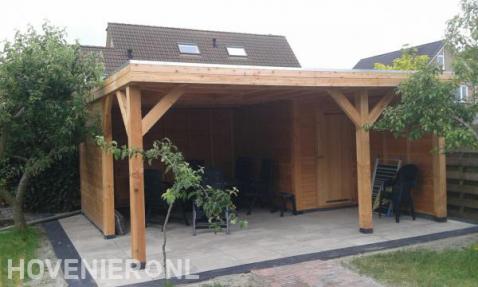 Houten veranda met berging