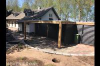 Schuur met overkapping