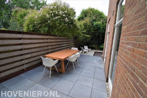 Patiotuin met terras en tuinmeubels