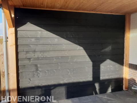 Houten wand van Zweeds rabat maken in veranda