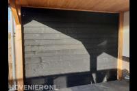 Houten wand van Zweeds rabat maken in veranda