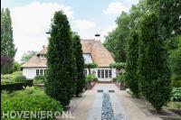 Vormsnoei van bomen bij villa