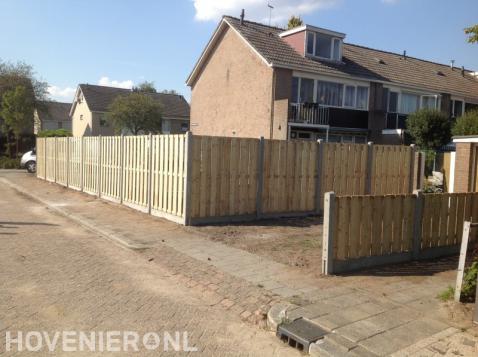 Hout beton schutting plaatsen