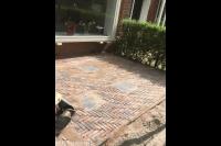 Straatwerk van klinkers in waalformaat met daartussen siertegels