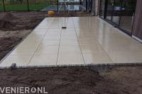 Terras van keramische tegels