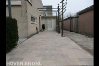 Straatwerk van siertegels in wildverband