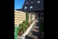 Houten schutting met stenen plantenbakken