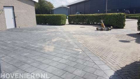 Straatwerk van betontegels en betonklinkers