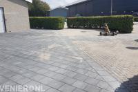 Straatwerk van betontegels en betonklinkers