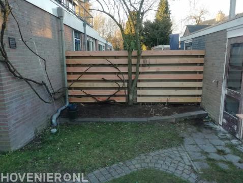 Plaatsen van een houten schutting