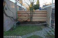 Plaatsen van een houten schutting