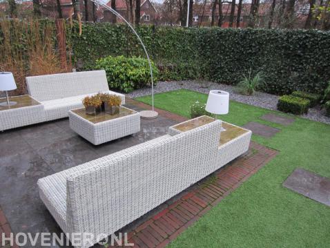 Terras van natuursteen met loungeset