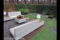 Terras van natuursteen met loungeset