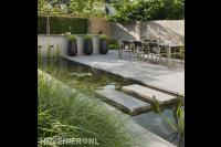 Moderne tuin met strakke vijver