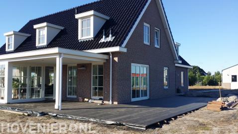 Vlonder rondom woning