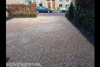 Voortuin en oprit met split