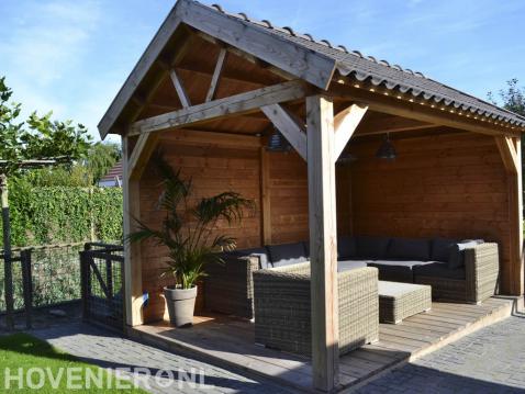 Houten overkapping met vlonder en loungeset