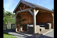 Houten overkapping met vlonder en loungeset