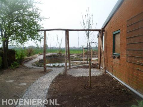 Houten pergola van dunne boomstammen