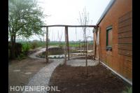 Houten pergola van dunne boomstammen