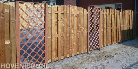 Houten schutting met trellisschermen