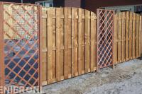 Houten schutting met trellisschermen