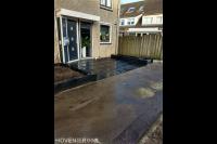 Voortuin met plantenbakken en nieuw straatwerk