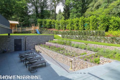 Moderne tuin met hoogteverschillen