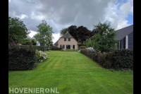 Landelijke tuin met groot gazon