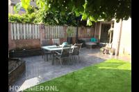 Tuinaanleg met bestrating van natuursteen en kunstgras