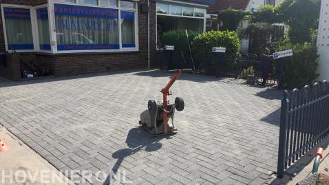 Voortuin bestraten met betonklinkers