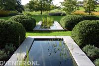Klassieke villatuin met veel groen en vijvers