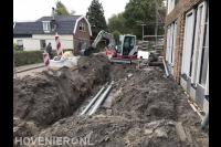 Grondwerk met minikraan voor hemelwaterafvoer