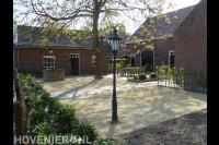 Aanleg en bestraten van terras en plaatsen van haagplanten 2