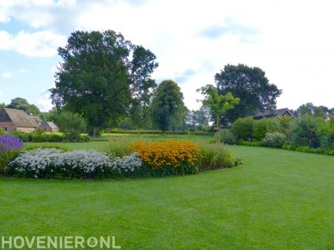 Gazon en kleurrijk bloeiende border