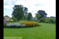 Gazon en kleurrijk bloeiende border