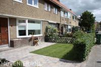 Voortuin met bestrating en gazon