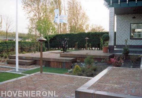 Tuin met hoogteverschillen en bestrating van waaltjes